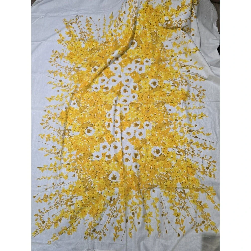 Vintage 1970s Floral Sprays Tablecloth Vera Press 54103 Signature 84